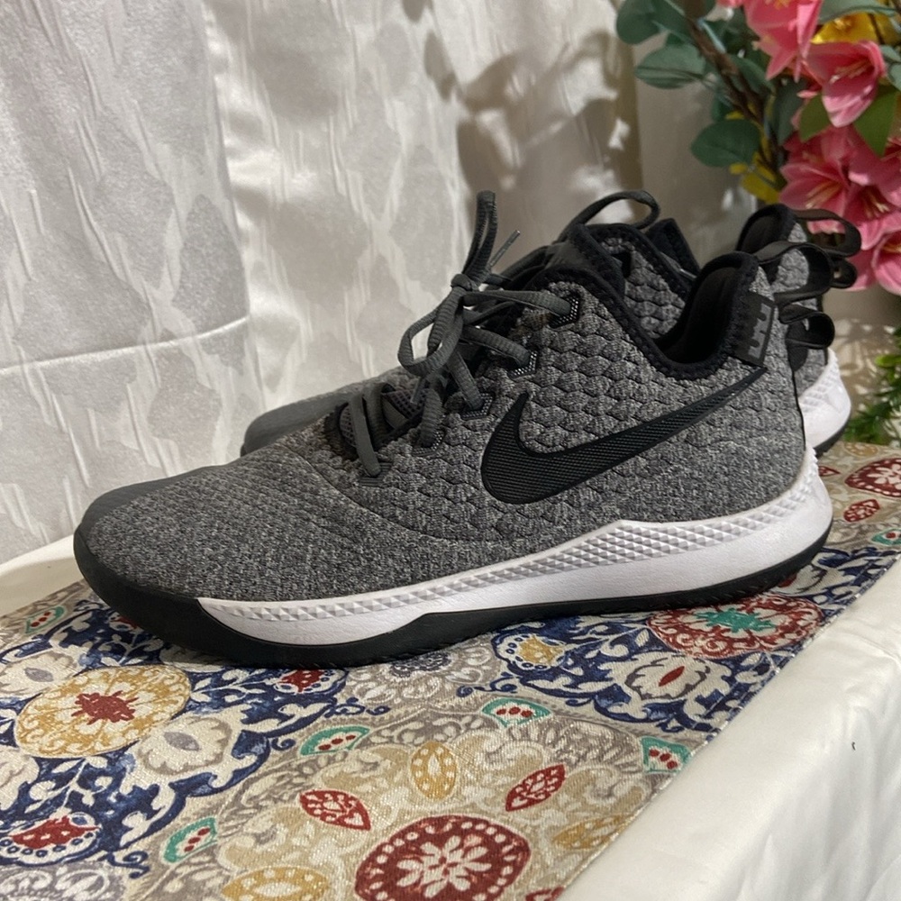 Nike LeBron Witness 3